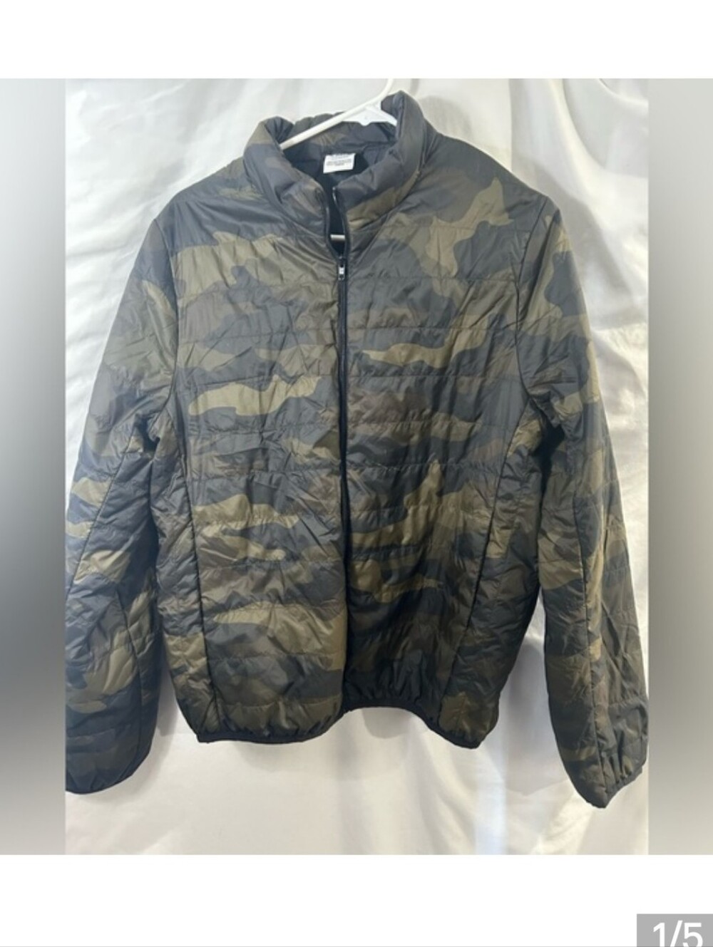 VS PINK PACKA N LE CAMO JACKET SIZE LARGE. EXCELLENT , NEW CONDITION.